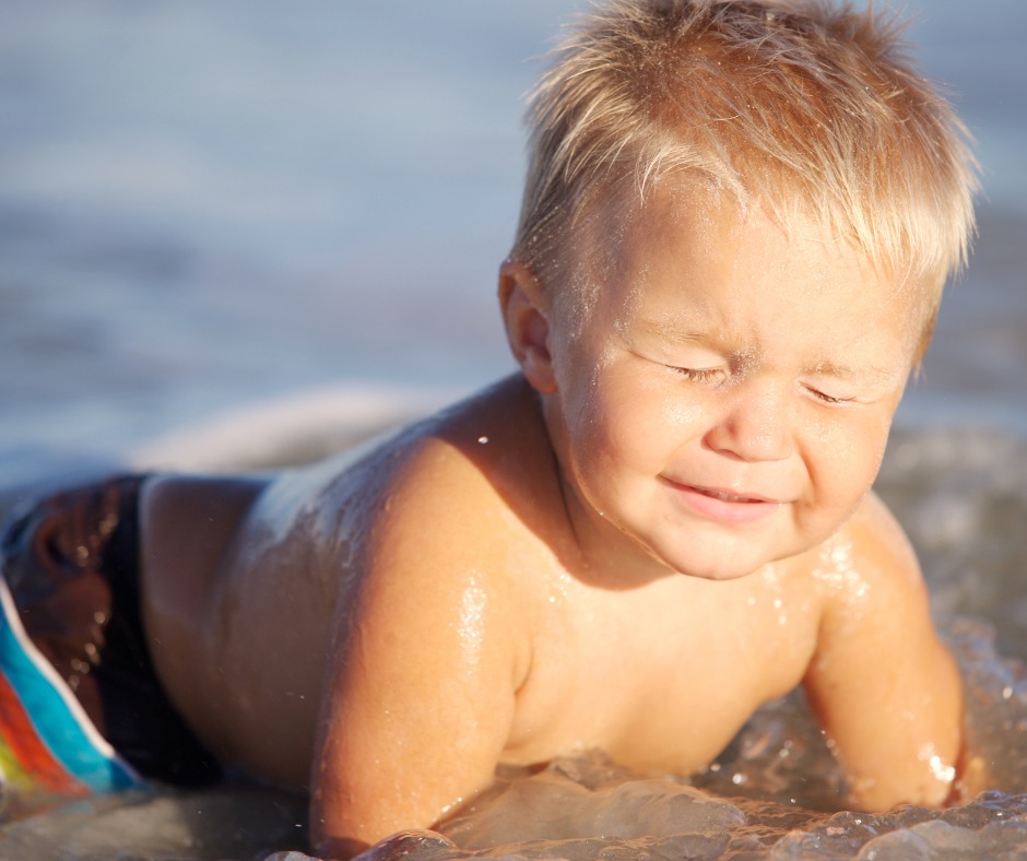 Sable dans l'œil : que faire (et surtout ne pas faire) ?